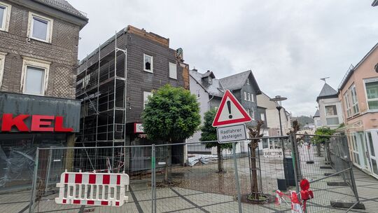 Das erste Gerüst steht bereits. Bald soll das Gebäude in der Betzdorfer Innenstadt abgerissen werden.