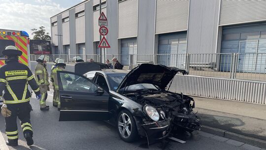Feuerwehreinsatz in der Wöllsteiner Straße: Nach einem Zusammenstoß zweier Pkw sichern Einsatzkräfte die Unfallstelle und verhin Feuerwehreinsatz in der Wöllsteiner Straße: Nach einem Zusammenstoß zweier Pkw sichern Einsatzkräfte die Unfallstelle und verhin