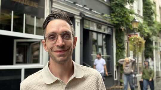 Kevin Bauer ist der Neue: Er hat die Szenebar Kurioos in Koblenz übernommen. Nun muss er entscheiden: rauchfrei oder Raucherknei
