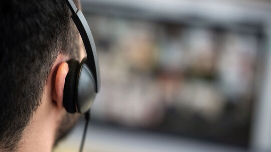 Mann nimmt an einem Videocall teil Mann nimmt an einem Videocall teil