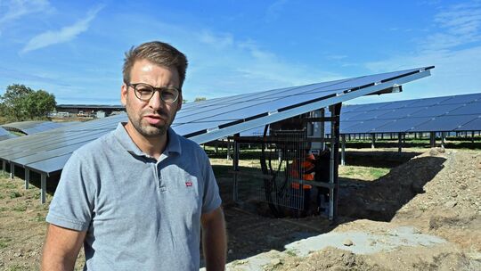 Tobias Fichtel, Abteilungsleiter bei der Rhein-Hunsrück Entsorgung, ist für den Aufbau der Photovoltaikanlage auf der ehemaligen