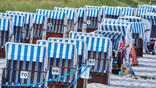 Einen solchen Strandkorb kaufte sich CDU-Staatsminister Philipp Amthor für seinen Bürobalkon im Bundeskanzleramt. Beim Aufstelle Einen solchen Strandkorb kaufte sich CDU-Staatsminister Philipp Amthor für seinen Bürobalkon im Bundeskanzleramt. Beim Aufstelle