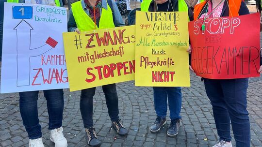 Bei Demonstrationen in vielen rheinland-pfälzischen Städten ließen Pflegekräfte ihrem Unmut über die Kammer freien Lauf.