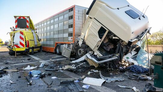 Verletzte nach mehreren Auffahrunfällen bei Bad Dürrenberg Verletzte nach mehreren Auffahrunfällen bei Bad Dürrenberg