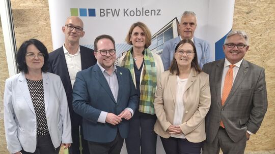 Gastgeber und Gratulanten, unter anderem Marc Ullrich (Geschäftsführer CJD BFW, 2. von links) und Hauptrednerin Bettina Rademach