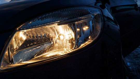 Autoscheinwerfer leuchtet Autoscheinwerfer leuchtet