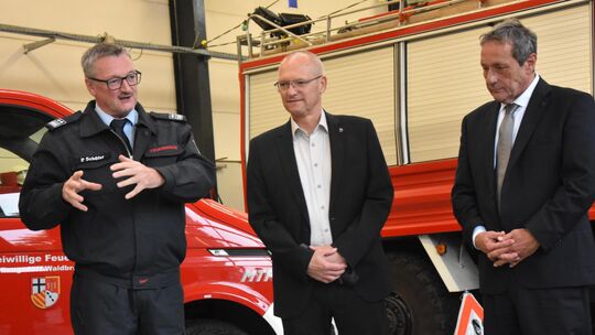 Peter Schäfer, Wehrleiter der VG Rengsdorf-Waldbreitbach (von links), präsentiert dem Landtagsabgeordneten Jürgen Schmied und La