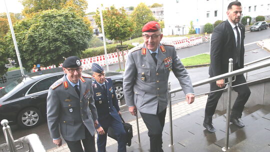 General Carsten Breuer beim Eintreffen im Zentrum Innere Führung, links der Kommandeur Generalmajor Ansgar Meyer.