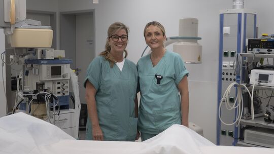 OP-Managerin Michaela Bauer und Karoline Wolf, Leiterin des AOZ, zeigen den ambulanten OP-Saal der Klinik St. Matthias.