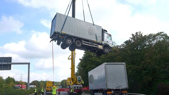 LKW-Gespann aus Wald geborgen