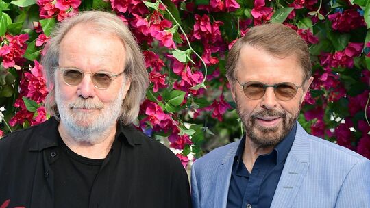 Die ABBA-Musiker Benny Andersson (links) und Björn Ulvaeus schrieben Musik und Liedtexte für „Kristina“. Am 31. Oktober 2026 fei Die ABBA-Musiker Benny Andersson (links) und Björn Ulvaeus schrieben Musik und Liedtexte für „Kristina“. Am 31. Oktober 2026 fei