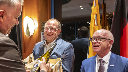 Ein besonderes Etikett ziert die drei Flaschen, die dem Ehrenwinzer jedes Jahr zustehen. Boppards Bürgermeister Jörg Haseneier (
