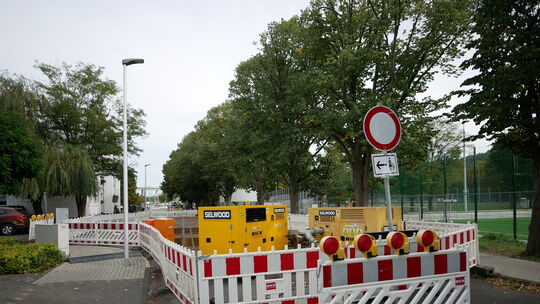 Die Baustelle auf der Kreuzstraße beeinträchtigt aktuell die Zufahrt für Autofahrer zum Apollinarisstadion.
