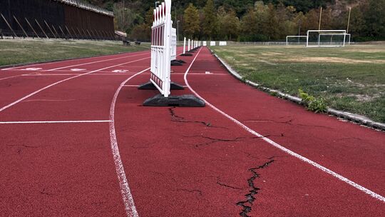 Die Laufbahn im Stadion Salinental weist tiefe Risse auf. Ein Teil der beiden inneren Bahnen musste deshalb gesperrt werden.