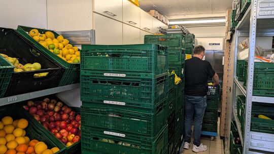 Die Tafel benötigt Platz für die Lebensmittel: So eng geht es in der Baumgartenstraße zu. Die Kisten mit Obst und Gemüse werden