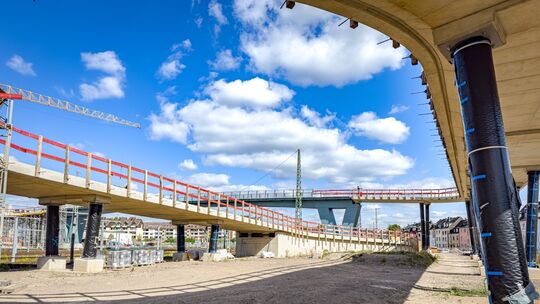 Die Geh- und Radwegbrücke zwischen Rauental und Goldgrube erstreckt sich über ihre volle Länge von 444 Metern. Fertig wird sie a Die Geh- und Radwegbrücke zwischen Rauental und Goldgrube erstreckt sich über ihre volle Länge von 444 Metern. Fertig wird sie a
