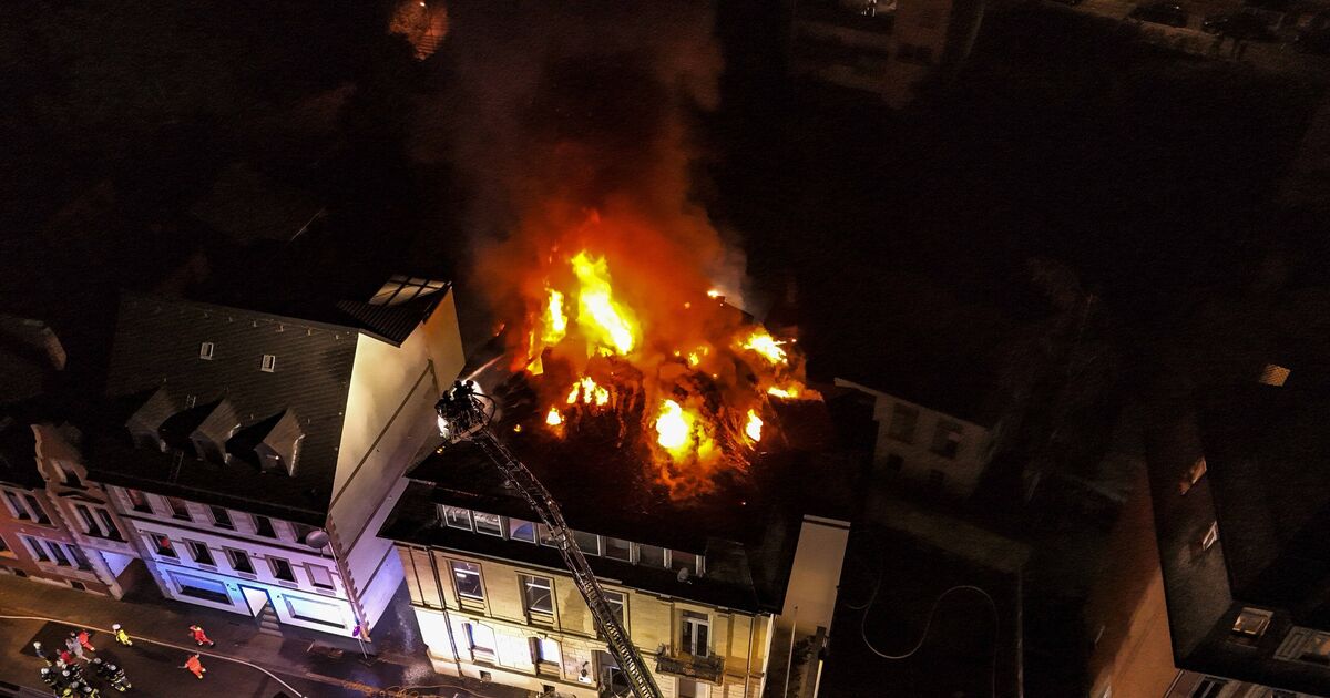 Firefighters clean breathing apparatus: After the major fire in Idar ...