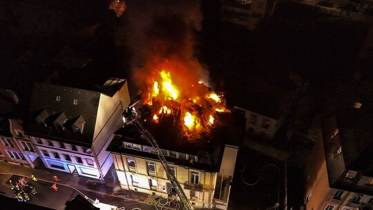 Mit dem Vollbrand eines Dachstuhls in der Hauptstraße hatten die Wehrleute alle Hände voll zu tun – auch im Nachgang noch. Schli