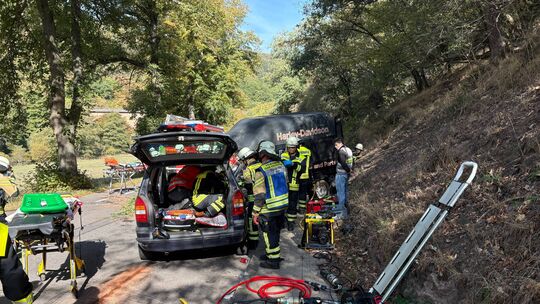 Feuerwehren proben einen schweren Einsatz: Wenn ein Verkehrsunfall simuliert wird, muss auch die Kulisse stimmen. Schrottreife A
