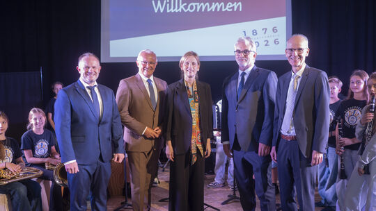 Oberbürgermeister Jan Einig (von links), Landrat Achim Hallerbach, Ministerin Karin Prien, Schulleiter Helmut Zender und Christi
