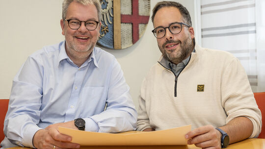 Bürgermeister Markus Hof (links) und der ortsansässige Arzt Dennis Ferdinand sind froh über das erreichte Etappenziel.
