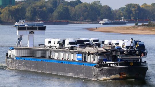 Das mit Mercedes-Sprintern beladene Frachtschiff fährt wieder los