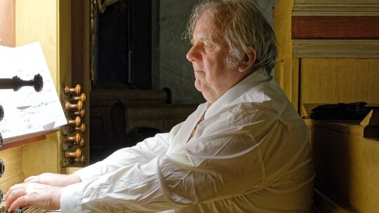 Wie es der Tradition entspricht, eröffnete Udo Schneberger als künstlerischer Leiter die Meisterkonzerte der Mattheiser Sommerak