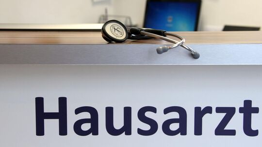 Mit 2390 Euro unterstützt die Verbandsgemeinde Vordereifel die Digitalisierung einer Hausarztpraxis in Ettringen. Mit 2390 Euro unterstützt die Verbandsgemeinde Vordereifel die Digitalisierung einer Hausarztpraxis in Ettringen.
