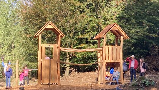 Der Abenteuerwald in Wied soll Kindern das Thema Wald spielerisch näherbringen. Am Tag der Deutschen Einheit wurde er feierlich Der Abenteuerwald in Wied soll Kindern das Thema Wald spielerisch näherbringen. Am Tag der Deutschen Einheit wurde er feierlich