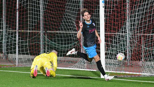 Als der gut aufgelegte Paul Reichelt kurz nach der Pause Hundsangens Keeper Niklas Kremer überwand und auf 1:4 stellte, war die Als der gut aufgelegte Paul Reichelt kurz nach der Pause Hundsangens Keeper Niklas Kremer überwand und auf 1:4 stellte, war die
