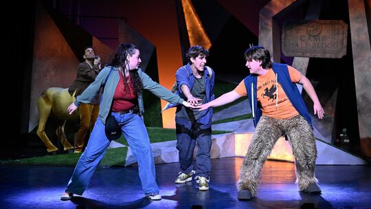 Treueschwur im "Camp Halfblood": Im Musical "Percy Jackson - The Lightning ThieF" haben junge Halbgötter (von links: Axel Becke