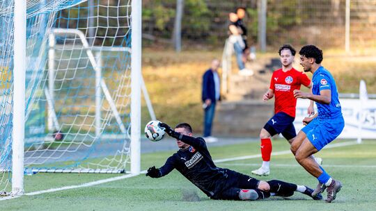 Das 2:0 für den FC Emmelshausen-Karbach II: Ein harmloser Ball rutscht Marvin Schulzki durch die Hände. Wegen der Torwartproblem