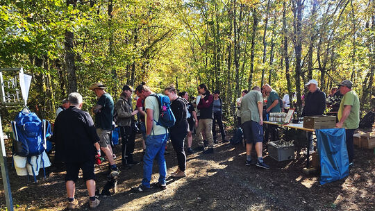 Groß war der Ansturm der Wanderer am Weinstand, wo nach dem heftigen Aufstieg durch die Hohl ein abwechslungsreiches Frühstücksb