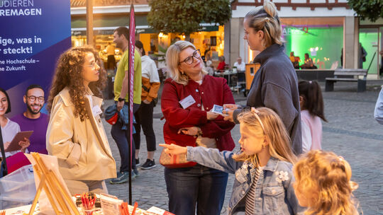 Schon die Kleinsten zeigten Interesse an den Studiengängen, die auf dem Marktplatz vorgestellt wurden.