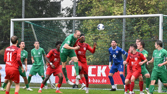 Die Reserve des FC Rot-Weiss Koblenz (hier in Rot bei der 2:3-Niederlage in Oberzissen) beendete ihre Sieglosserie mit dem 4:0-E Die Reserve des FC Rot-Weiss Koblenz (hier in Rot bei der 2:3-Niederlage in Oberzissen) beendete ihre Sieglosserie mit dem 4:0-E