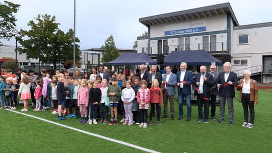 Der Kunstrasenplatz im Sportpark Unkel ist nun feierlich eröffnet worden. Seit Mai ist er bereits nutzbar.