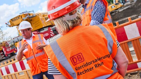 Derzeit saniert die Bahn die rechtsrheinische Strecke unter Vollsperrung – 2028 soll die linke Rheinseite folgen. Derzeit saniert die Bahn die rechtsrheinische Strecke unter Vollsperrung – 2028 soll die linke Rheinseite folgen.