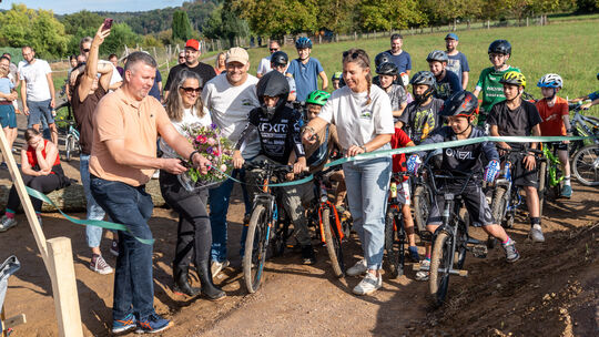 Die Begeisterung in Leubsdorf ist groß: Beim Pre-Opening des neuen Dirttracks kamen viele leidenschaftliche Mountainbiker, um si