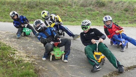 Beim Downhill-Wettbewerb des Bobbycar-Rennens im Kalenborner Grüngürtel wird auf der 600-Meter-Wertungsstreck um jeden Zentimete