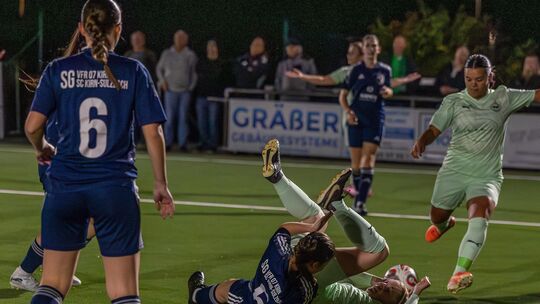 Foul im Strafraum: Nele Hoffman (liegend, in blau) attackiert Alina Forster regelwidrig. Der fällige Elfer brachte das 1:0 für d
