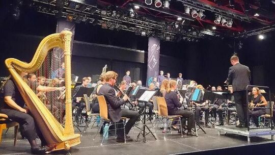 Mit Harfe, Oboen, Trompeten, Klarinetten, Schlagzeug, Bässen und vielen anderen Instrumenten entführte die Bläserphilharmonie Al