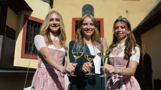 Anna Zenz, ehemalige Deutsche Weinkönigin, eröffnet mit den örtlichen Weinmajestäten Marie und Julia die beliebte Ellerer Festve
