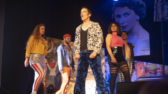 Wo sind Freddie Mercurys Überreste? Diese Frage versucht das Musical „Show must go on“, das nun auch im Neuwieder Schlosstheater