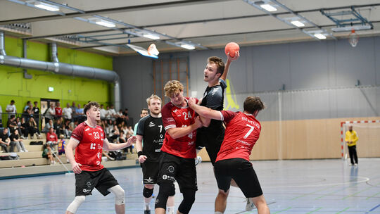 Oliver Noll (am Ball) ist beim TV Bad Ems auf dem Weg zum gestandenen Oberligaspieler. Der junge Spielmacher mit der Nummer zwei
