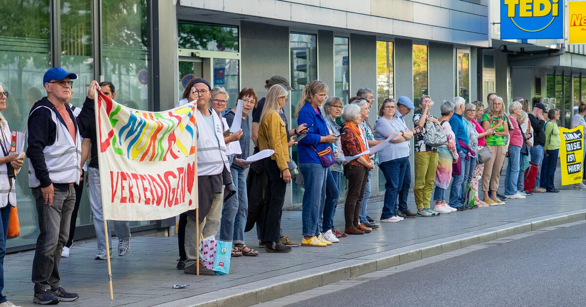 Demo am 3.10.: „Es brennt“: Menschenkette zieht sich durch Koblenzer ...
