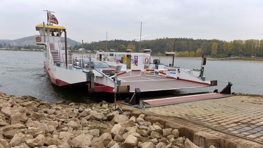 Die Rheinfähre zwischen Bad Breisig und Bad Hönningen fährt nach einer niedrigwasserbedingten Pause und einem eingeschränkten Fa Die Rheinfähre zwischen Bad Breisig und Bad Hönningen fährt nach einer niedrigwasserbedingten Pause und einem eingeschränkten Fa