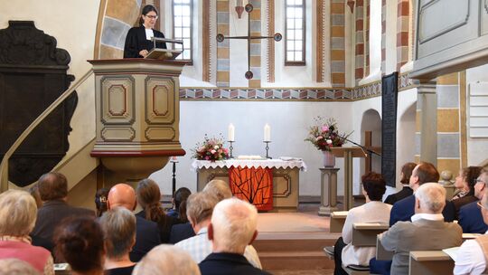 Ein besonderer Moment für Mona Merz: Sie hielt im Festgottesdienst anlässlich ihrer Ordination in der Nikolauskirche die erste P Ein besonderer Moment für Mona Merz: Sie hielt im Festgottesdienst anlässlich ihrer Ordination in der Nikolauskirche die erste P