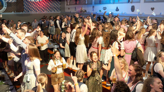 Auf dem Oktoberfest in Niederbreitbach wurde geschunkelt, gesungen und natürlich ausgiebig getanzt.