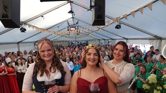 Ex-Weinkönigin Chiara (von rechts) krönte ihre Nachfolgerin Laura und gratulierte auch Prinzessin Eva.