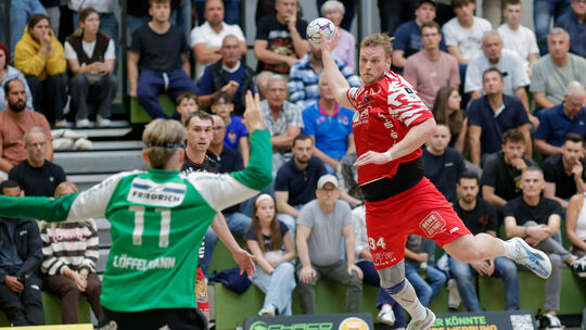 Lukas Wichmann (am Ball) versucht Kirchzells Torhüter Joshua Löffelmann zu überwinden, der an diesem Abend mehrere glänzende Par